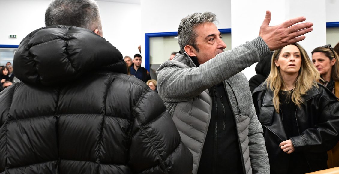 Συγγενείς-θυμάτων-επιτέθηκαν-στον-κατηγορούμενο-πρώην-πρόεδρο-του-ΟΣΕ:-«Θα-σε-σκίσω-με-τα-χέρια-μου»