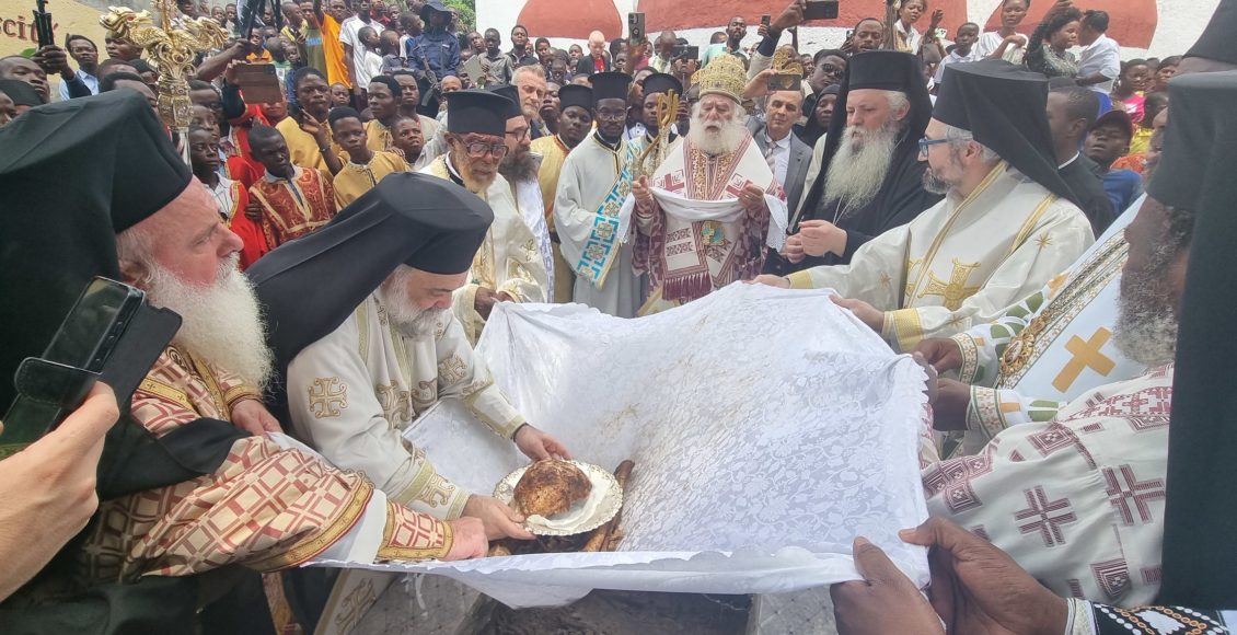 Συγκίνηση-στην-Ανακομιδή-των-Ιερών-Λειψάνων-του-Αγίου-Χρυσοστόμου-του-εν-Αφρική