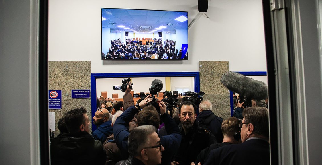 «Ντροπή»-φώναζαν-στη-δίκη-των-Τεμπών-για-τη-χωρητικότητα-της-αίθουσας-–-«Συγγνώμη»,-ζήτησε-η-έδρα