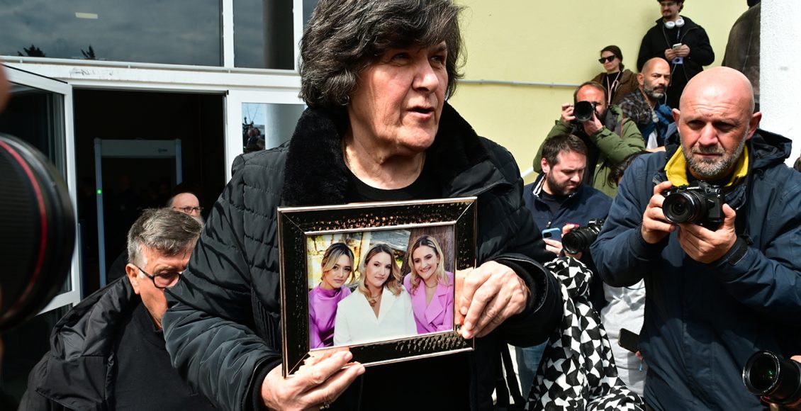 Ράγισε-καρδιές-η-γιαγιά-της-οικογένειας-Πλακιά-κρατώντας-φωτογραφία-της-Θώμης,-της-Χρύσας-και-της-Αναστασίας-στη-δίκη-των-Τεμπών