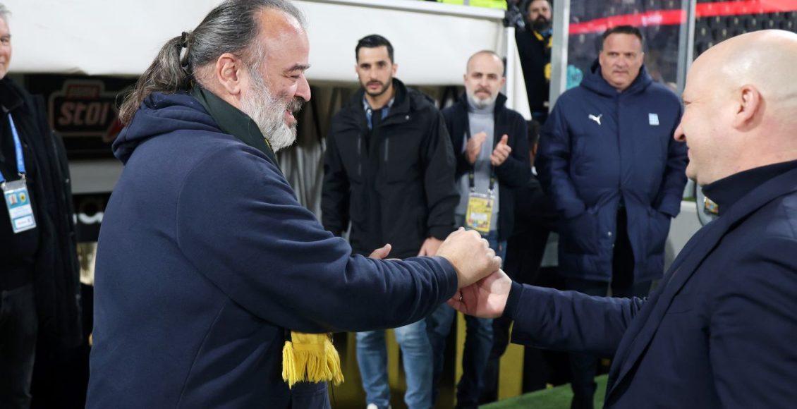 ΑΕΚ:-Το-λουλούδι-του-Ηλιόπουλου-στον-Νίκολιτς-και-η-αποθέωση-στον-Μάνταλο