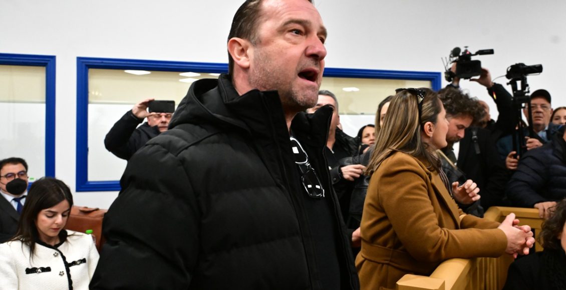 Έξαλλος-ο-Νίκος-Πλακιάς-με-τον-δικηγόρο-του-σταθμάρχη:-Δεν-ντρέπεσαι,-μην-σε-πιάσω-και-σένα…