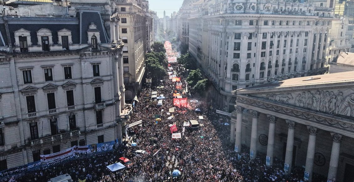 50-χρόνια-μετά-την-επιβολή-δικτατορίας-στην-Αργεντινή:-Δεκάδες-χιλιάδες-διαδήλωσαν-εναντίον-της-λήθης