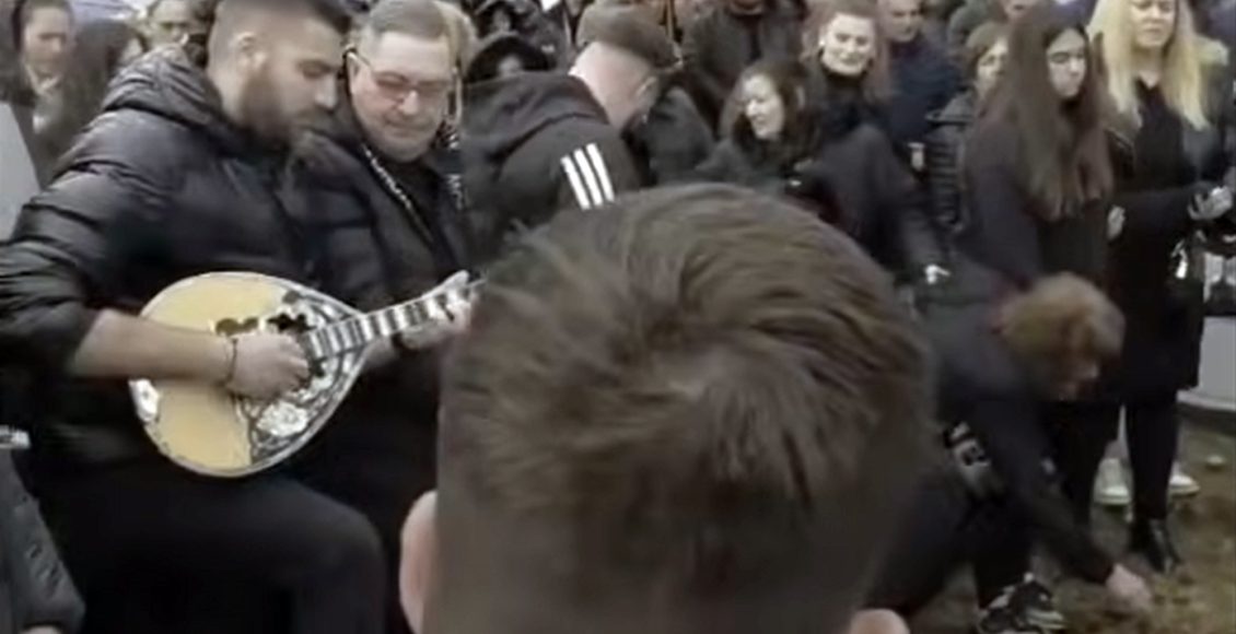 Σπαρακτικές-στιγμές-στην-κηδεία-του-τραγουδιστή-Γιώργου-Τσιτόγλου-–-Τον-αποχαιρέτησαν-με-το-«Βρέχει-φωτιά-στη-στράτα-μου»