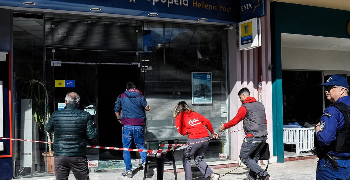 Ένοπλη-ληστεία-στα-ΕΛΤΑ-Λουτρακίου:-Αυτόπτης-μάρτυρας-περιγράφει-τον-τρόπο-που-έδρασαν-οι-κουκουλοφόροι-με-τα-καλάσνικοφ-–-«Άκουσα-ένα-μπαμ»