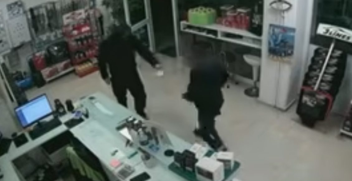 Βίντεο-ντοκουμέντο-από-το-Αγρίνιο-–-Ένοπλος-μπουκάρει-σε-βενζινάδικο-και-αρπάζει-τις-εισπράξεις