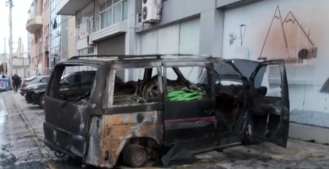 Φωτιά-σε-επαγγελματικό-βαν-στο-Περιστέρι-τα-ξημερώματα-–-Έρευνες-για-εμπρησμό