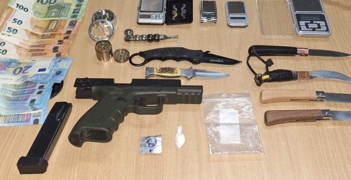 Άνδρας-στη-Ρόδο-συνελήφθη-για-υπόθεση-ενδοοικογενειακής-βίας-και-οι-αστυνομικοί-ανακάλυψαν-οπλοστάσιο-στο-σπίτι-του