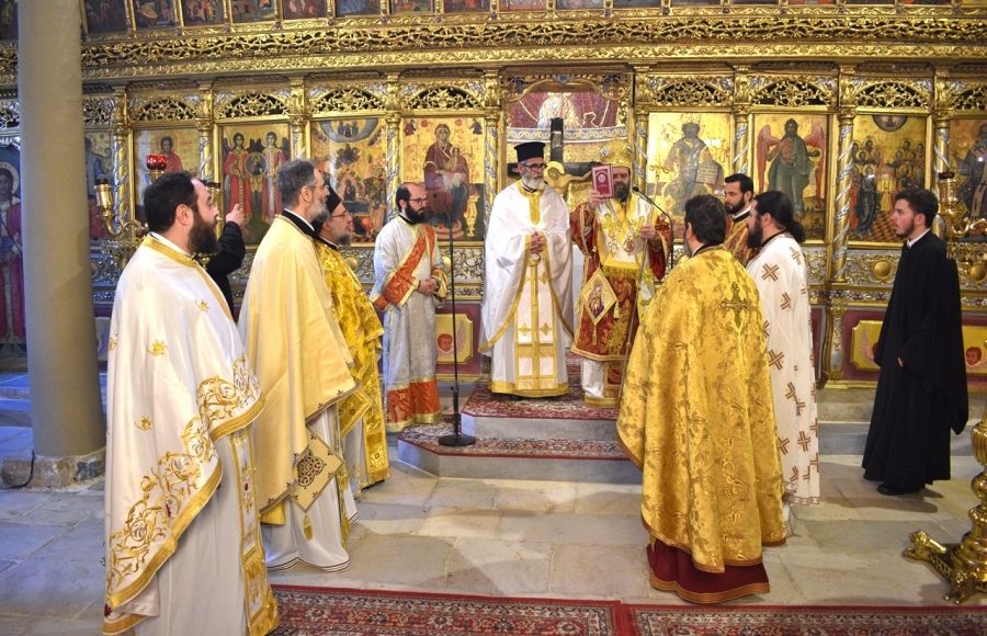 Χειροτονία-Πρεσβυτέρου-από-τον-Μητροπολίτη-Μαρωνείας-Παντελεήμονα