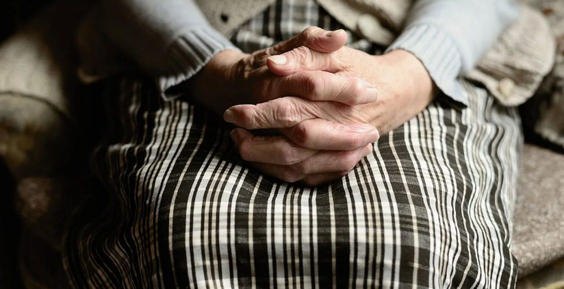 Συνελήφθη-η-77χρονη-σύζυγος-του-82χρονου-που-βρέθηκε-νεκρός-στο-σπίτι-τους-στη-Θεσσαλονίκη-–-Κατηγορείται-πως-τον-άφησε-αβοήθητο