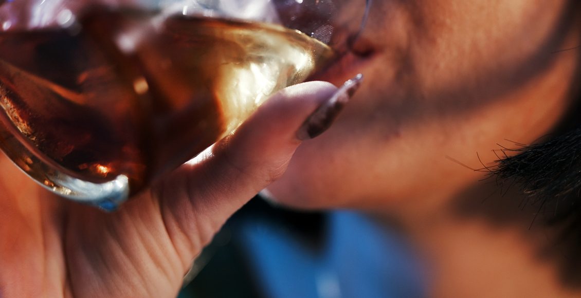 Πάτρα:-15χρονη-μέθυσε-και-κατέληξε-στο-νοσοκομείο-–-Τη-βρήκαν-στο-πεζοδρόμιο