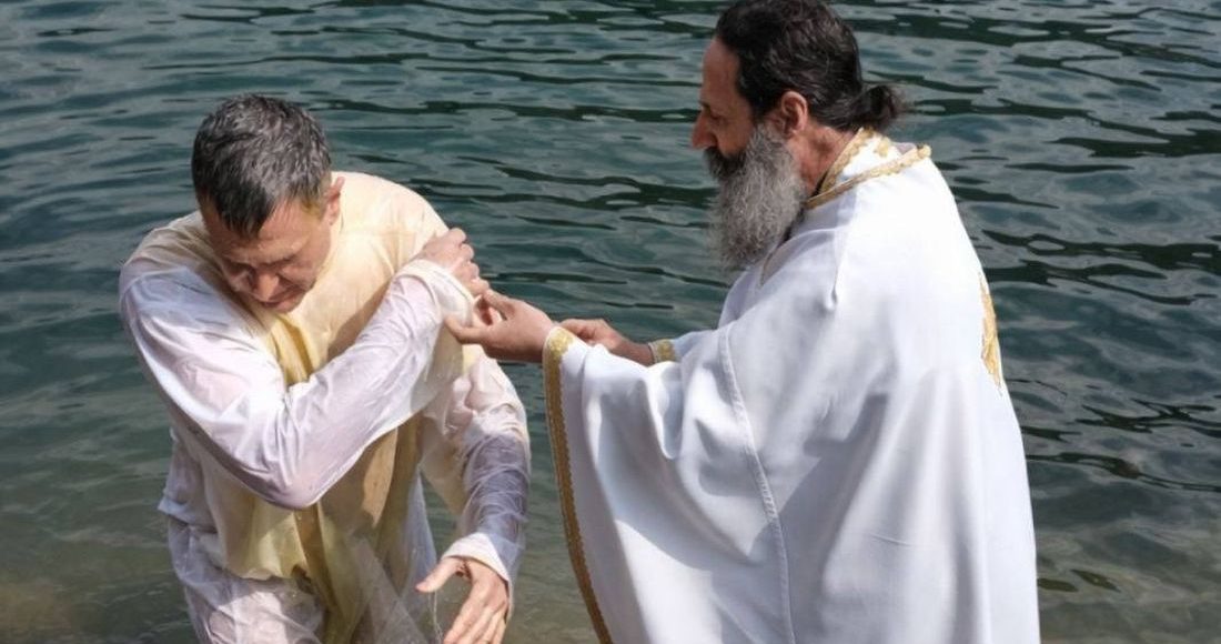 Αμερικανός-στρατιωτικός-διέσχισε-τον-κόσμο-για-να-βαπτιστεί-Ορθόδοξος-στον-Αλιάκμονα