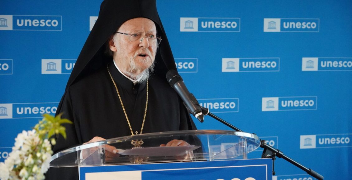 Δεκτός-με-προσήκουσες-τιμές-από-Μακρόν-στο-Μέγαρο-των-Ηλυσίων-ο-Οικουμενικός-Πατριάρχης-–-Υψηλές-συναντήσεις-στο-Παρίσι