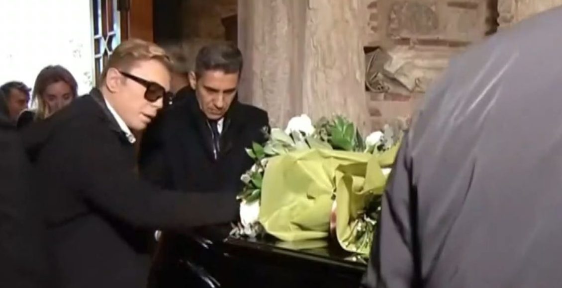 «Λύγισε»-ο-Τάκης-Ζαχαράτος-όταν-αντίκρυσε-το-φέρετρο-της-Μαρινέλλας-–-Δείτε-βίντεο