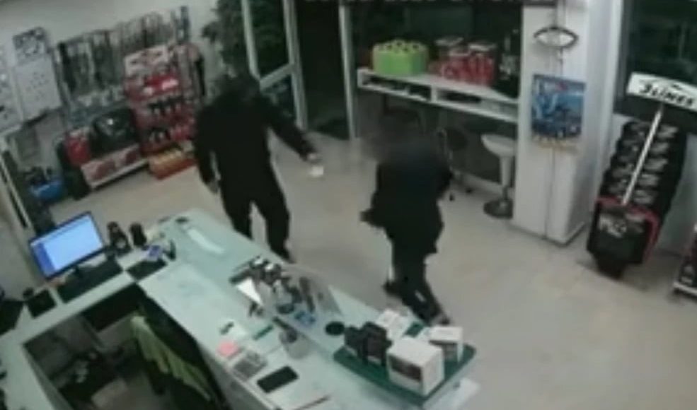 Ληστής-που-«χτύπησε»-σε-βενζινάδικο-στο-Αγρίνιο,-εξομολογήθηκε σε-ιερέα-και-στη-συνέχεια-παραδόθηκε