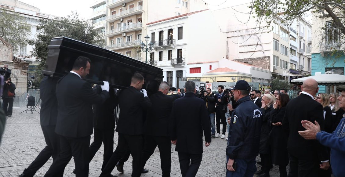 Πλήθος-κόσμου-συρρέει-στο-παρεκκλήσι-της-Μητρόπολης-Αθηνών-για-το-λαϊκό-προσκύνημα-στη-Μαρινέλλα-–-Δείτε-φωτογραφίες