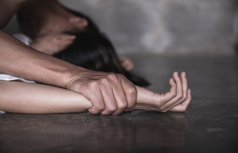 Σκηνές-τρόμου-για-54χρονη-στον-Πειραιά:-Κατήγγειλε-ότι-ένας-27χρονος-τη-θώπευσε-και-επιχείρησε-να-τη-βιάσει