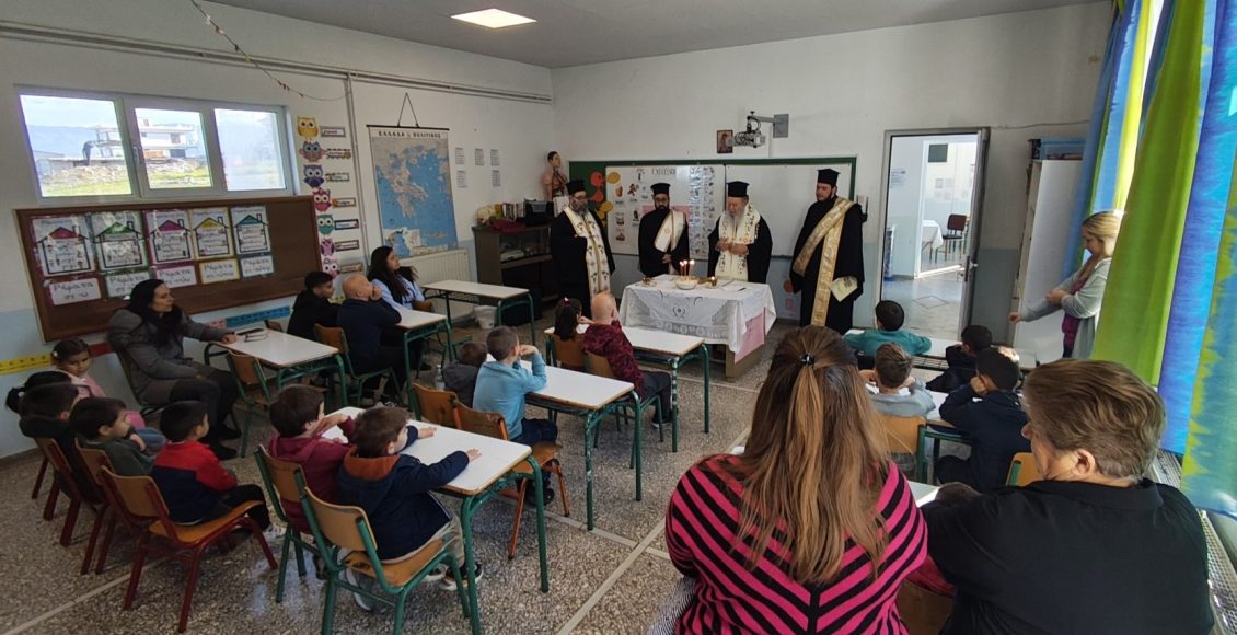 Το-Μυστήριο-του-Ιερού-Ευχελαίου-από-τον-Μητροπολίτη-Χαλκίδος-σε-σχολεία-του-Βατώντα