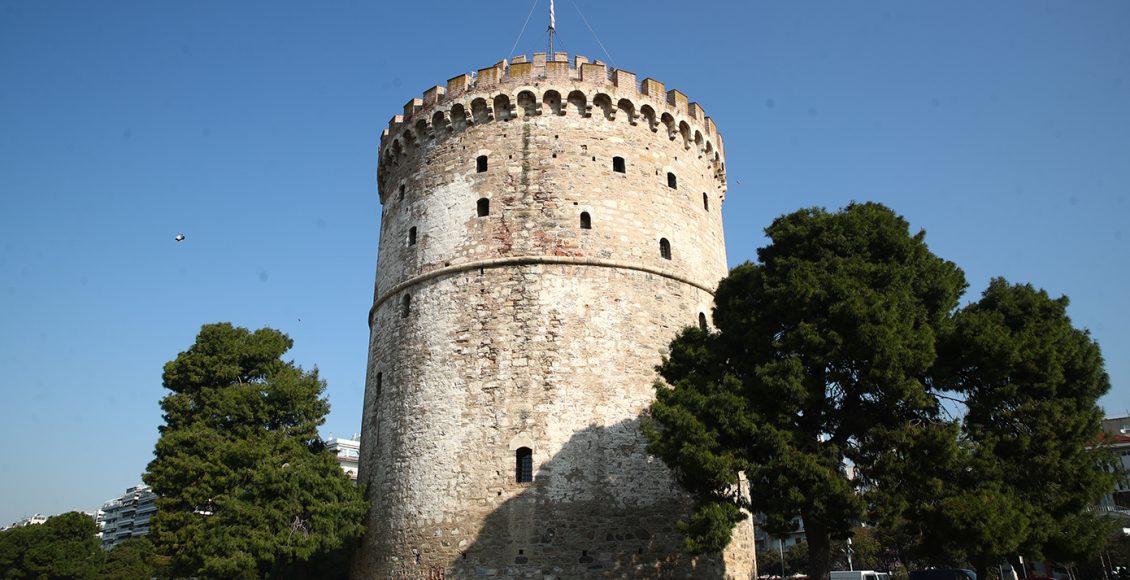 Κινητοποίηση-για-άνδρα-στον-Λευκό-Πύργο-–-Απειλούσε-να-πέσει-στο-κενό