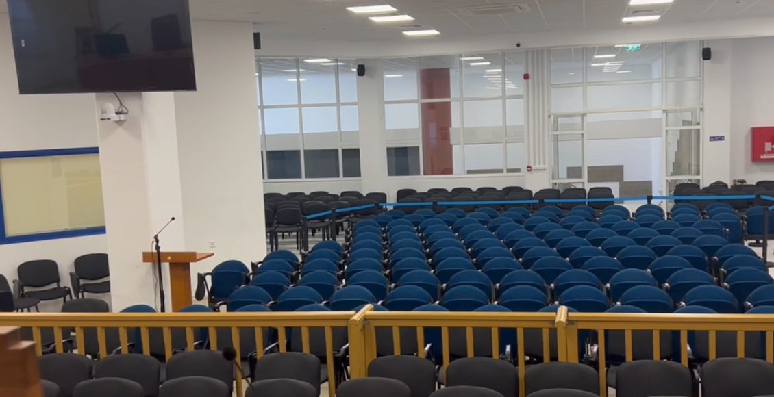 Νέα-πλάνα-από-την-αίθουσα-που-θα-διεξαχθεί-η-δίκη-για-την-τραγωδία-των-Τεμπών