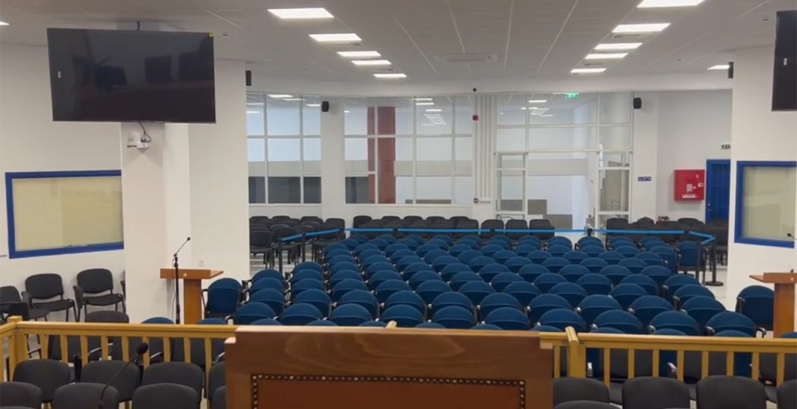 Δίκη-για-Τέμπη:-Οι-αλλαγές-στην-αίθουσα,-πώς-θα-εισέλθουν-δικηγόροι,-συγγενείς-και-κατηγορούμενοι-–-«Αστακός»-το-δικαστήριο