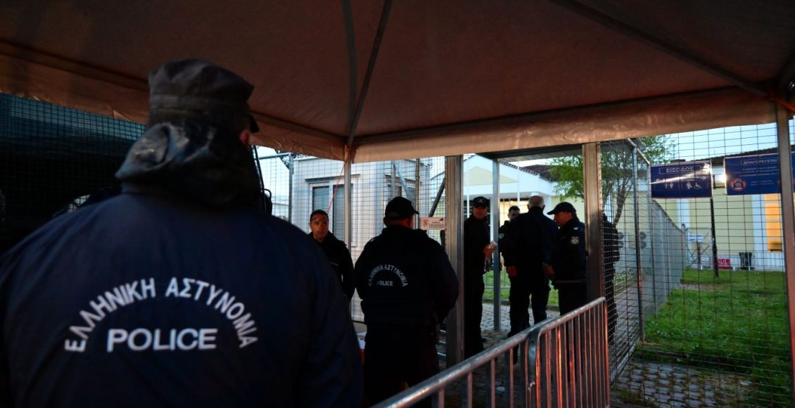 Με-εντάσεις,-διαμαρτυρίες-και-δρακόντεια-μέτρα-ασφαλείας-η-δίκη-των-Τεμπών-–-«Αυτό-δεν-είναι-δικαστική-αίθουσα,-είναι-μεζονέτα»