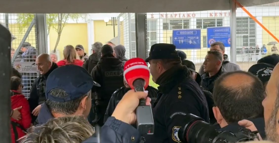 Αμείωτη-η-ένταση-στην-είσοδο-για-τη-δίκη-των-Τεμπών-με-συγγενείς-θυμάτων-που-ζητούν-να-μπουν-–-«Έχασα-την-κόρη-μου-στο-τρένο,-στα-κιτάπια-με-έχετε;»