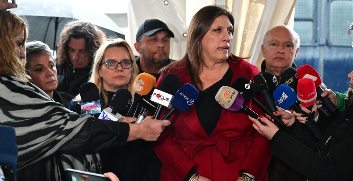 Δίκη-για-τα-βίντεο-στα-Τέμπη:-Αποχή-δήλωσε-η-πρόεδρος,-λόγω-της-Κωνσταντοπούλου-–-Οργή-συγγενών,-​«η-δίκη-τινάζεται-στον-αέρα»