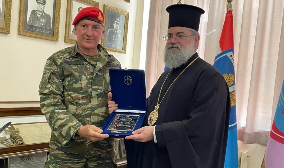 Επίσκεψη-του-Μητροπολίτη-Κυδωνίας-Τίτου-στον-Διοικητή-της-5ης-Αερομεταφερόμενης-Ταξιαρχίας