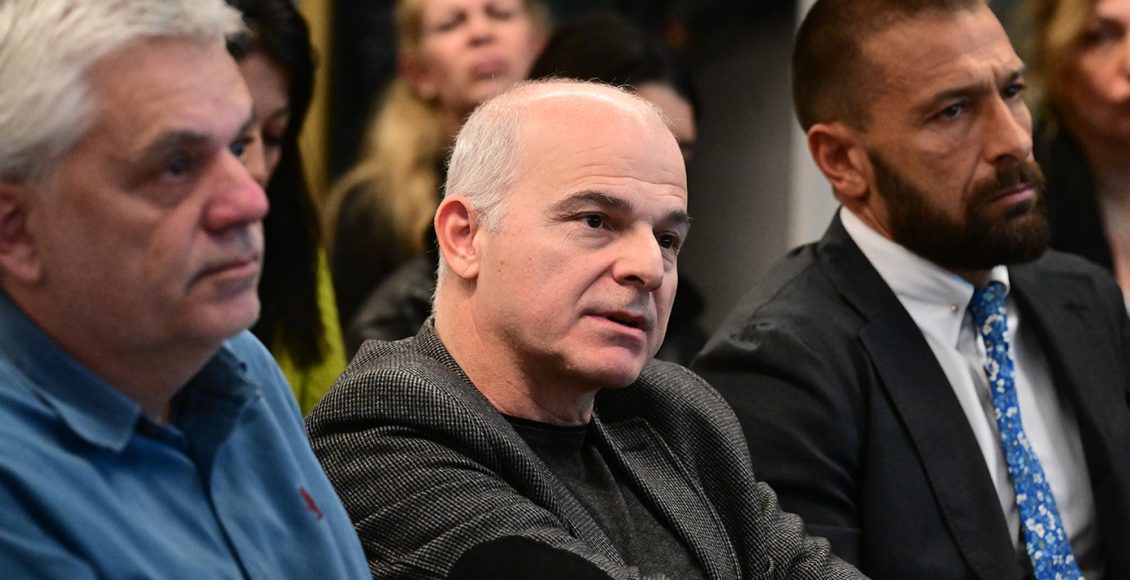 Ψαρόπουλος:-«Πρέπει-να-διευρυνθεί-ο-χώρος-της-δίκης-για-τα-Τέμπη,-500-άτομα-το-ελάχιστο-εντός»-–-Τι-είπε-για-την-αποχή-της-προέδρου