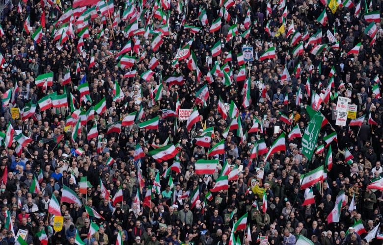 Κορυφαίοι-Ιρανοί-αξιωματούχοι-βγαίνουν-στους-δρόμους-της-Τεχεράνης-μαζί-με-τα-πλήθη-για-επίδειξη-σθένους