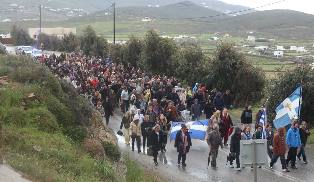 Υπό-καταρρακτώδη-βροχή-η-λιτανεία-της-Ιεράς-Εικόνος-της-Παναγίας-Τουρλιανής-στη-Μύκονο
