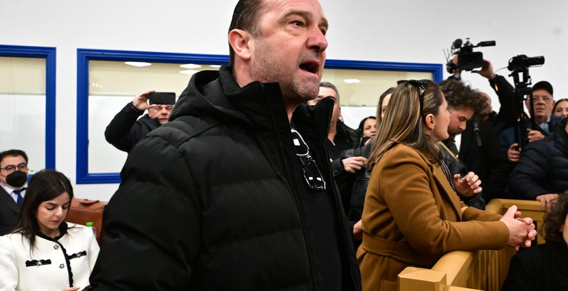 Πλακιάς-σε-Κωνσταντοπούλου:-Μην-λέτε-ψέματα,-δεν-θα-σας-βγει-σε-καλό-–-Ήμουν-εκεί,-δεν-ασκήθηκε-βία-εναντίον-του-Ρούτσι