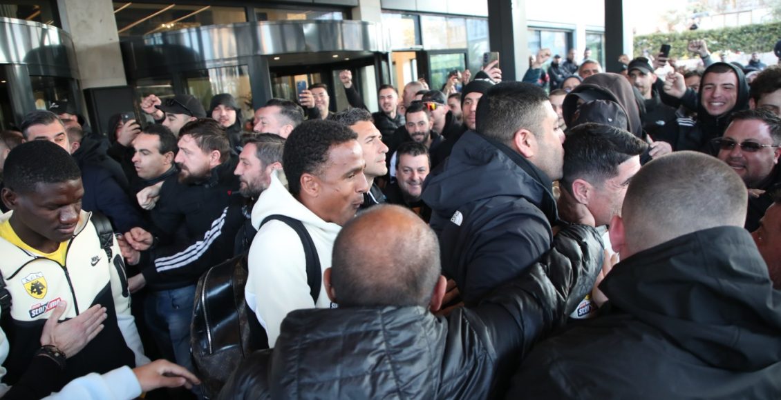 ΑΕΚ:-Σύνθημα-νίκης-από-τους-οπαδούς-στο-ξενοδοχείο-πριν-την-αναχώρηση-για-Καραϊσκάκη