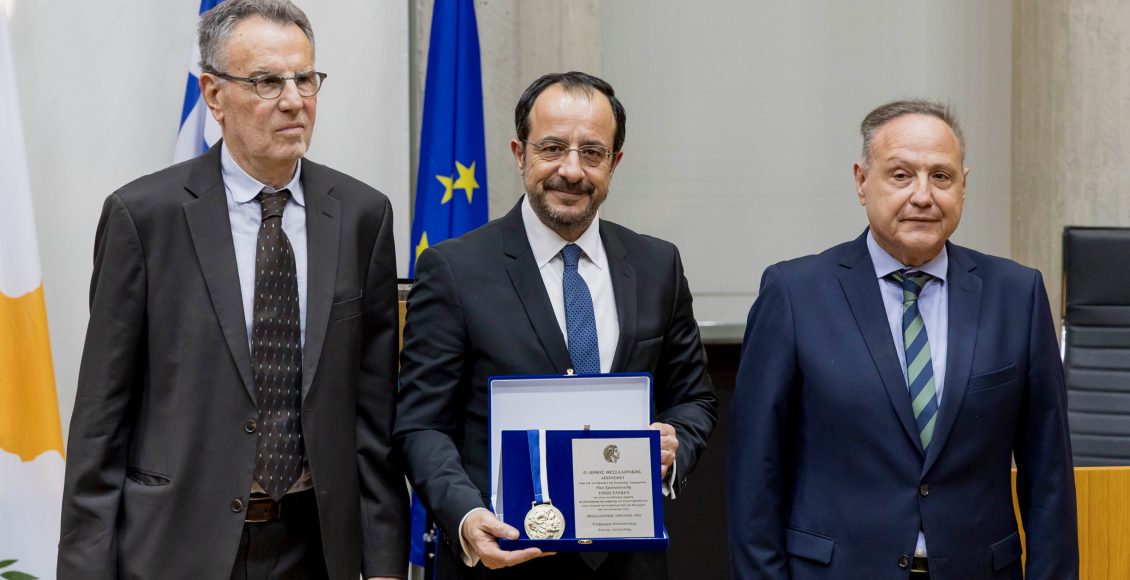 Θεσσαλονίκη:-Σε-κλίμα-συγκίνησης-η-απονομή-του-τίτλου-επίτιμου-δημότη-στον-Ν.-Χριστοδουλίδη