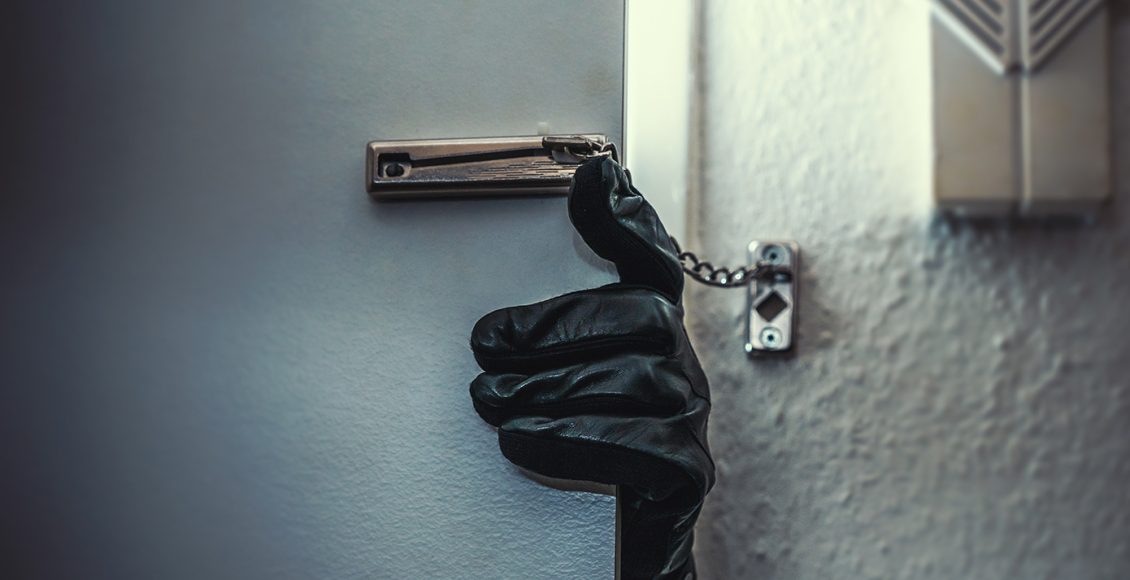 Τρομακτικές-στιγμές-για-μια-μητέρα-και-τον-γιο-της-στη-Θήβα:-Ήρθαν-αντιμέτωποι-με-τέσσερις-ληστές-που-εισέβαλαν-στο-σπίτι-τους