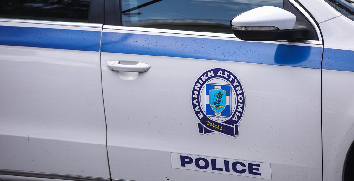 Συνελήφθησαν-19χρονος-και-20χρονος-στον-Κορυδαλλό:-Προσποιήθηκαν-τους-αγοραστές-αυτοκινήτου-και-άρπαξαν-την-αλυσίδα-του-69χρονου-ιδιοκτήτη