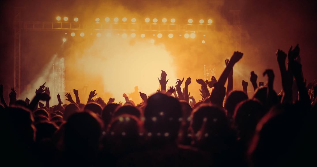 Τεχνητή-νοημοσύνη-και-μουσική-βιομηχανία:-Τι-αλλάζει-σήμερα-σε-δικαιώματα,-έσοδα-και-δημιουργία