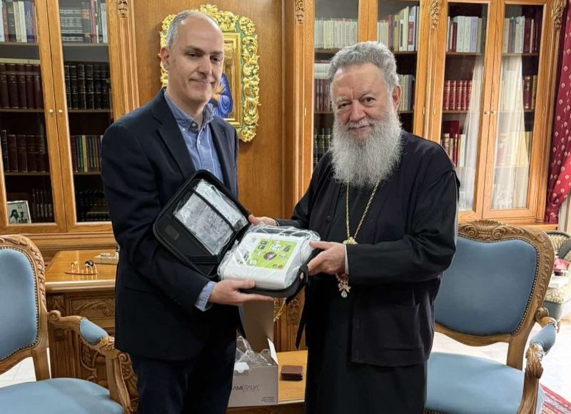 Δωρεά-απινιδωτή-στις-κατασκηνώσεις-της-Ιεράς-Μητροπόλεως-Χαλκίδος