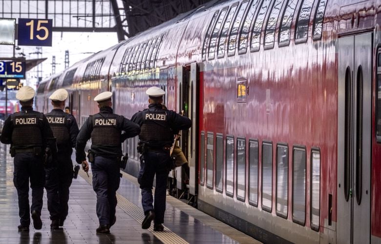 Γυναίκα-δάγκωσε-εργαζόμενο-για-να-την-αφήσει-να-επιβιβαστεί-σε-τρένο-στην-Γερμανία