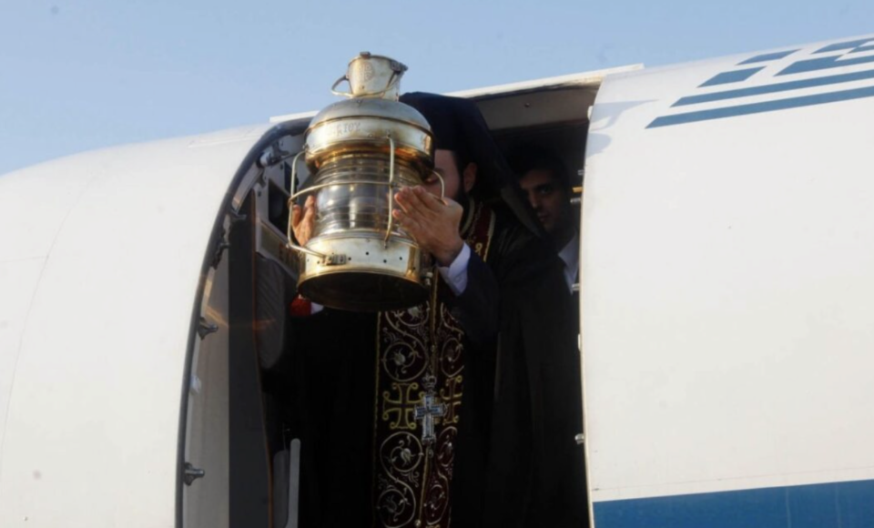 Με-δύο-πτήσεις-η-μεταφορά-του-Αγίου-Φωτός-στην-Κρήτη-το-Μεγάλο-Σάββατο