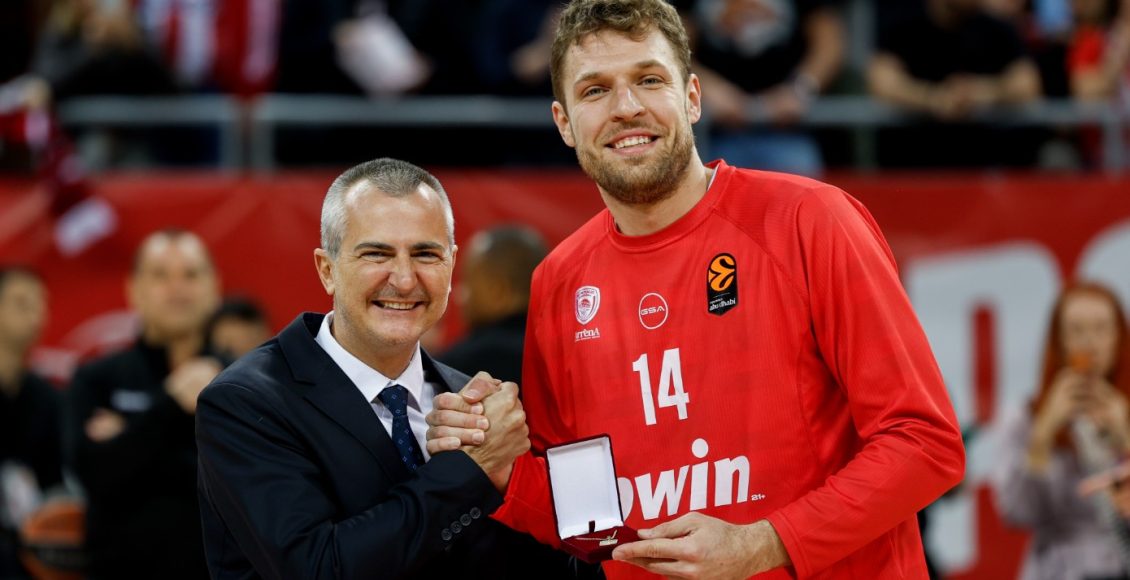 Χάποελ-Τελ-Αβίβ-–-Ολυμπιακός:-Ο-Βεζένκοβ-βραβεύτηκε-από-τον-υπουργό-Αθλητισμού