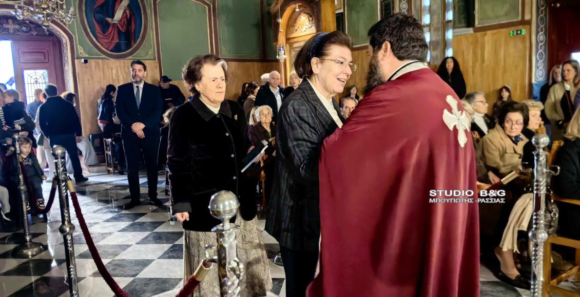 Η-Υπουργός-Πολιτισμού-στην-Ακολουθία-των-Παθών-στον-Άγιο-Νικόλαο-Ναυπλίου