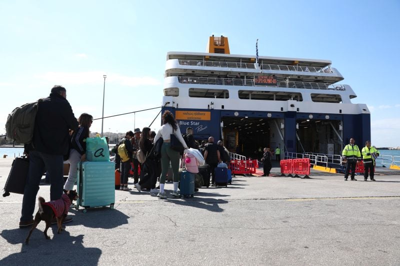 Κορυφώνεται-η-πασχαλινή-έξοδος-από-τα-λιμάνια-της-Αττικής-–-Αυξημένη-κίνηση-και-τη-Μεγάλη-Παρασκευή