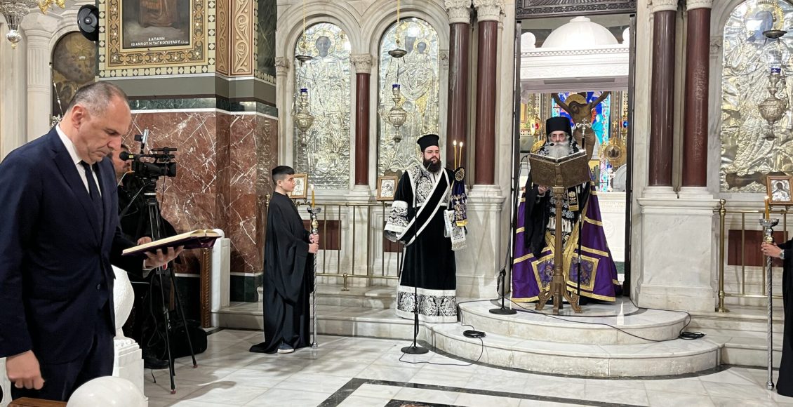 Παρουσία-του-Υπουργού-Εξωτερικών-η-Ακολουθία-των-Αχράντων-Παθών-στη-Μητρόπολη-Πειραιώς