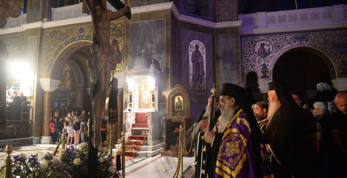 Πλήθη-πιστών-προσκύνησαν-τον-Εσταυρωμένο-στην-Πάτρα