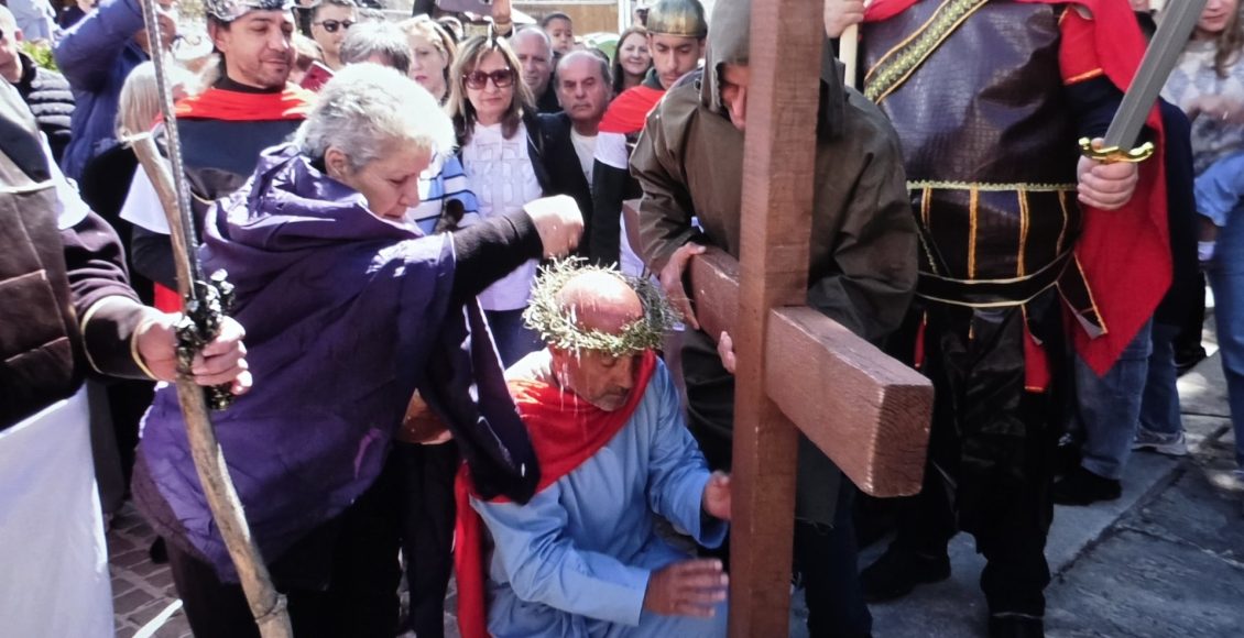 Αναβίωσε-και-φέτος-το-έθιμο-της-μεταφοράς-του-Τιμίου-Σταυρού-στον-Κάθηκα-της-Πάφου