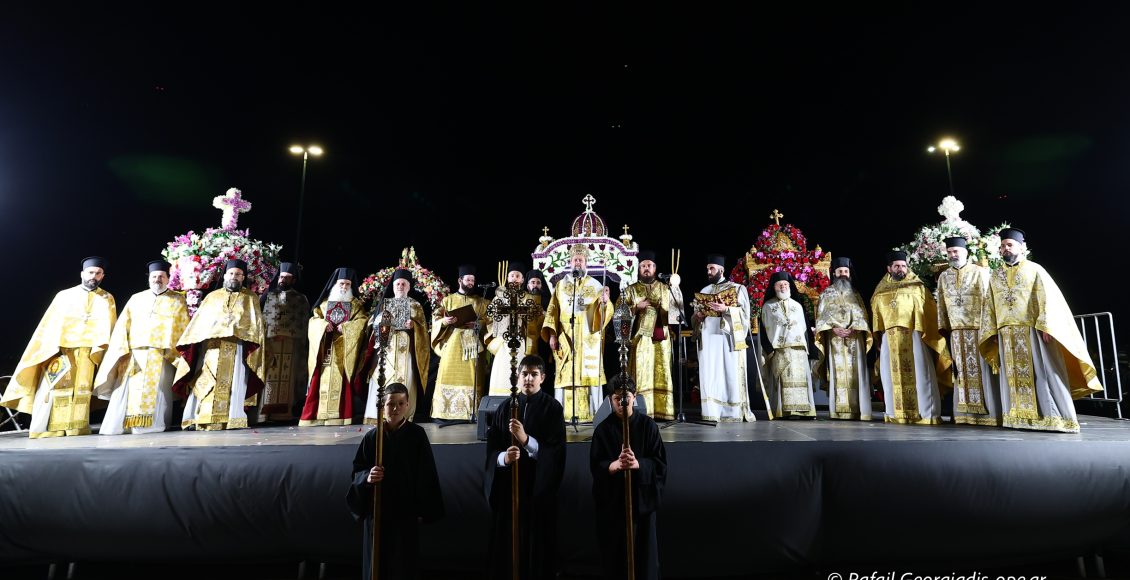 Η-πλατεία-Αριστοτέλους-“πνίγηκε”-από-χιλιάδες-πιστούς-στη-συνάντηση-Επιταφίων