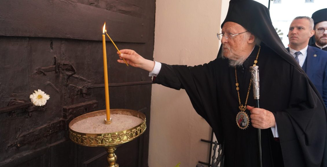 Η-προσευχή-του-Οικουμενικού-Πατριάρχη-στο-σημείο-του-μαρτυρίου-του-Αγίου-Γρηγορίου-Ε’