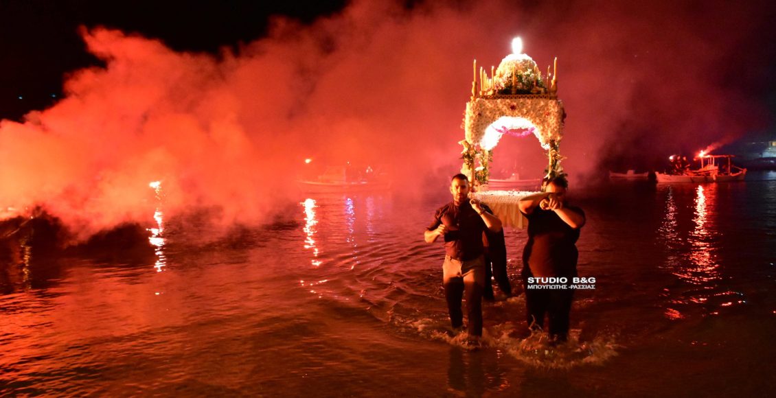 Η-ξεχωριστή-περιφορά-του-Επιταφίου-μέσα-στη-θάλασσα-στο-Τολό-Αργολίδας
